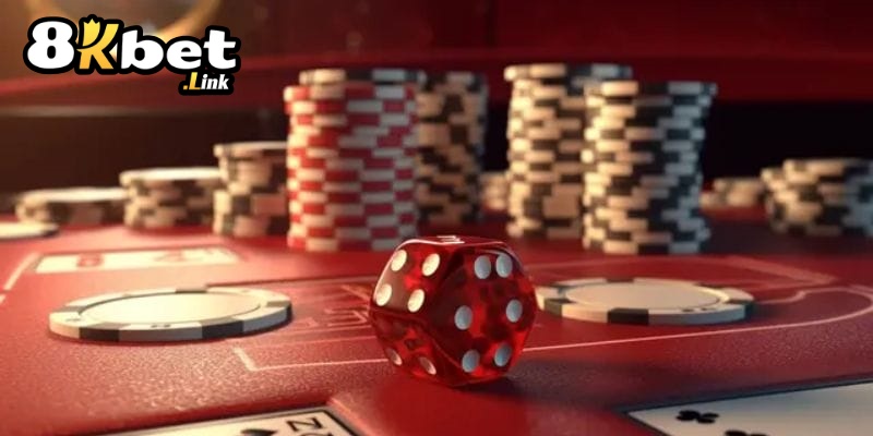 Poker Face 8Kbet Bí quyết thắng cược từ cao thủ 8Kbet 2 Điểm đặc biệt của Poker Face 8Kbet so với các hình thức poker truyền thống là người chơi có thể nhìn thấy trực diện biểu cảm trên gương mặt của đối thủ. Điều này làm tăng tính chiến thuật của trò chơi, khi người chơi có thể đánh lừa đối thủ thông qua những “mặt” poker giả để khiến họ bỏ bài, từ đó giảm thiểu tổn thất.