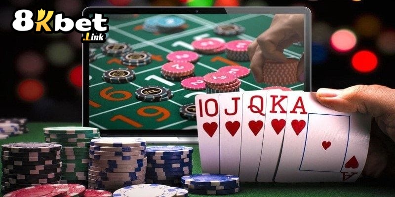 Poker Face 8Kbet Bí quyết thắng cược từ cao thủ 8Kbet 4 Poker Face không chỉ đơn thuần là một trò chơi bài mà còn là một nghệ thuật thực thụ, đòi hỏi người chơi phải kết hợp chiến thuật, kỹ năng và sự khéo léo trong diễn xuất. Mỗi ván bài là một thử thách về khả năng kiểm soát cảm xúc và khả năng "đọc" đối thủ. Với kiến thức vững vàng về luật chơi, thuật ngữ chuyên ngành, và chiến thuật diễn xuất, bạn sẽ có thể tự tin tham gia và chinh phục trò chơi này.