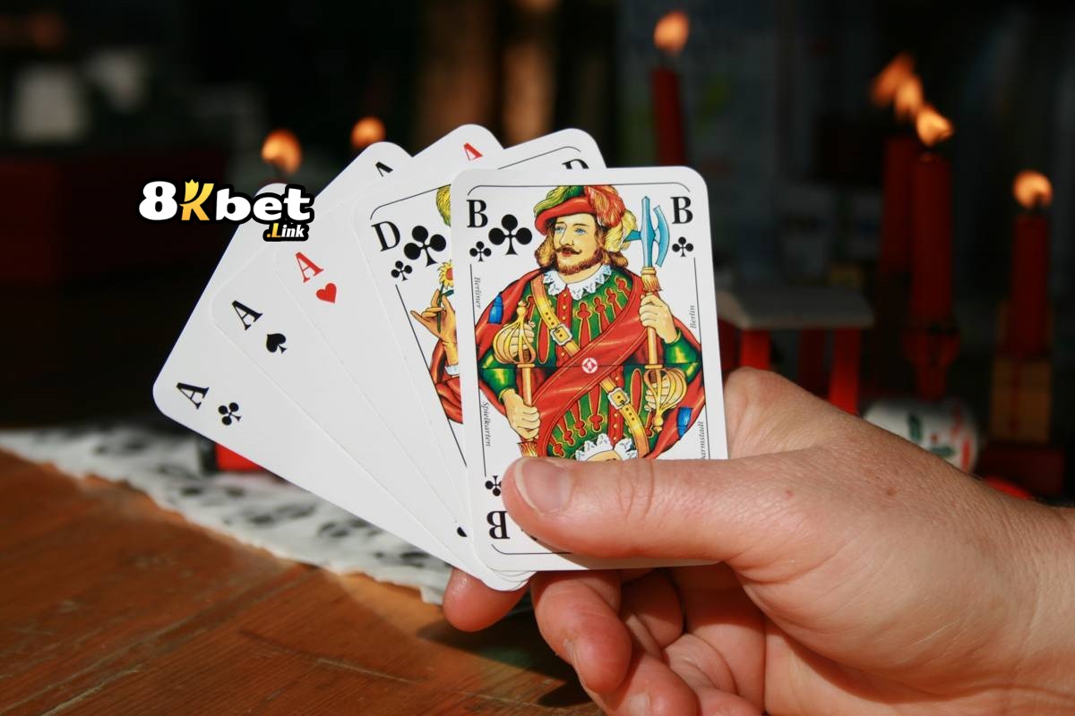 Draw Poker 8kbet: Biến Thể Poker Lôi Cuốn Và Hấp Dẫn 4 Qua bài viết trên, có thể thấy rằng thành công trong Draw Poker 8Kbet không đơn thuần chỉ dựa vào yếu tố may rủi. Chính sự am hiểu luật chơi, khả năng phân tích tình huống, kỹ năng đặt cược hợp lý và sự quan sát tinh tế đối với đối thủ mới là những yếu tố then chốt dẫn đến chiến thắng.